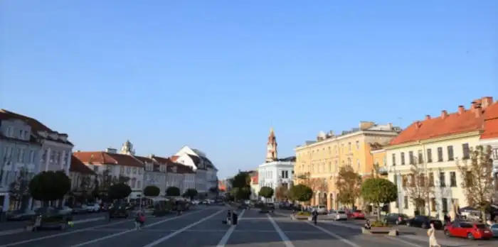 vista frontal de la plaza del ayuntamiento de vilnius