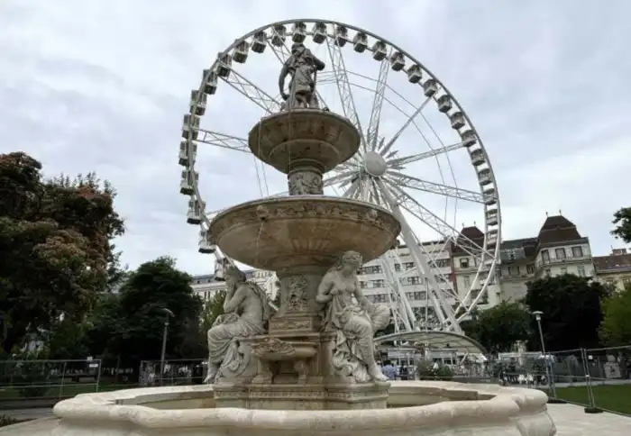 plaza erzebet con la noria al lado