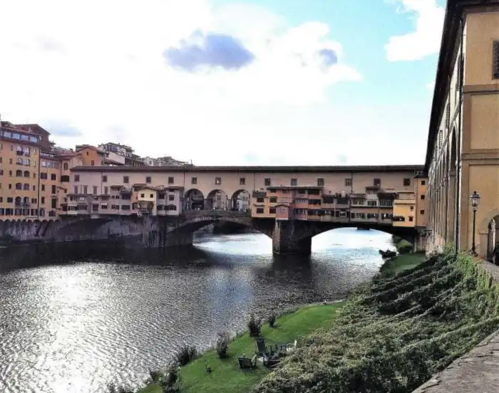vista lateral del ponte vecchio de florencia
