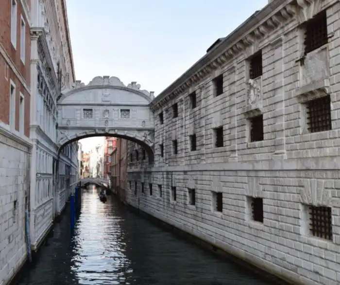 imagen frontal puente de los suspiros venecia