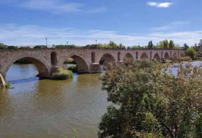 vista lateral puente de piedra