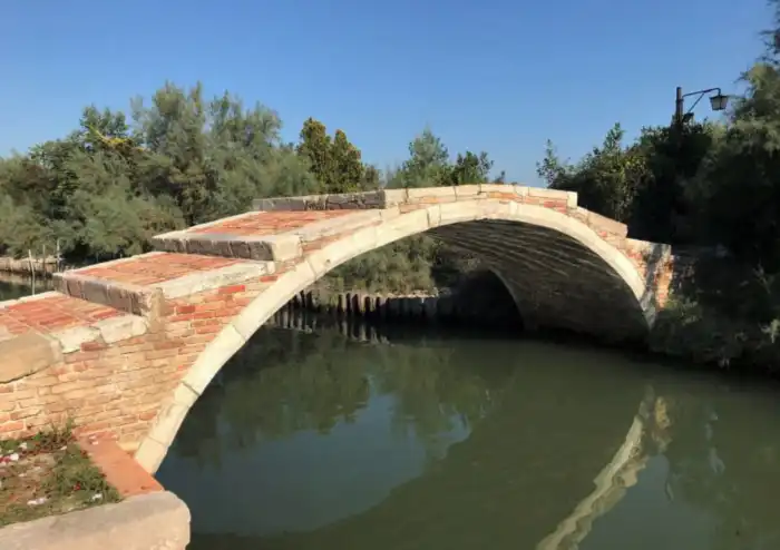 puente del diablo en la isla torcello