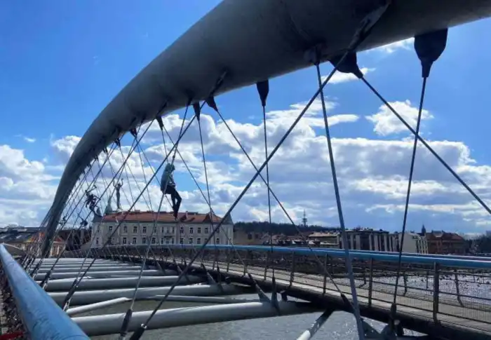 cruzando el puente father bernatek