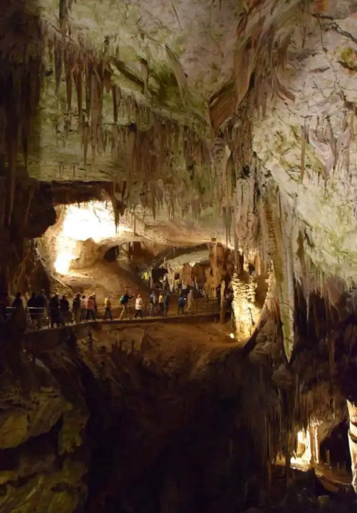 puente en el interior de la cueva