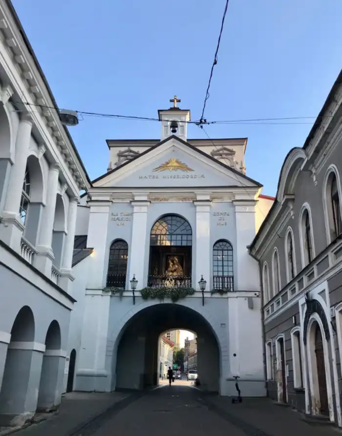 puerta de la aurora monumento religioso mas importante que ver en vilna