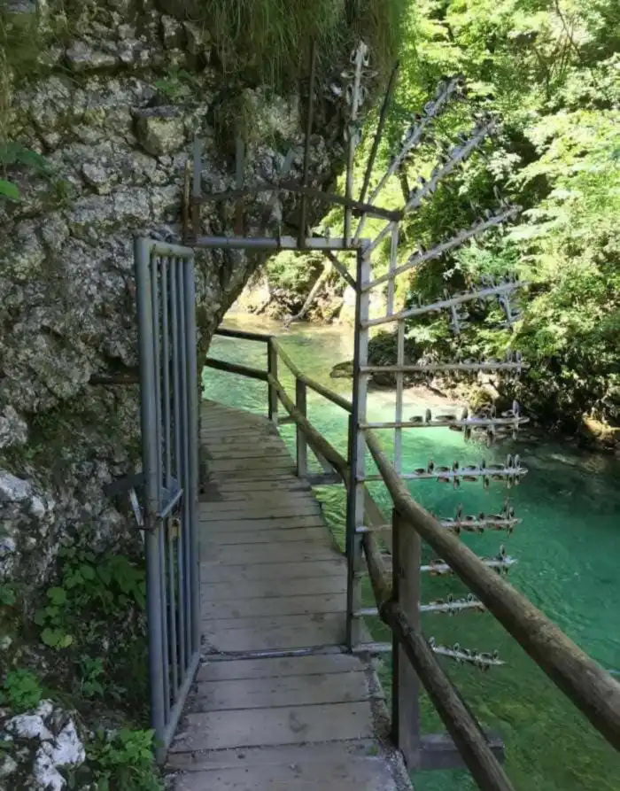 puerta-en el recorrido-vintgar-gorge