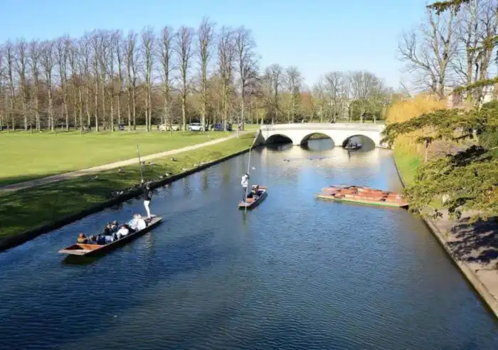 punting-en-el-rio-cam recorriendo el rio