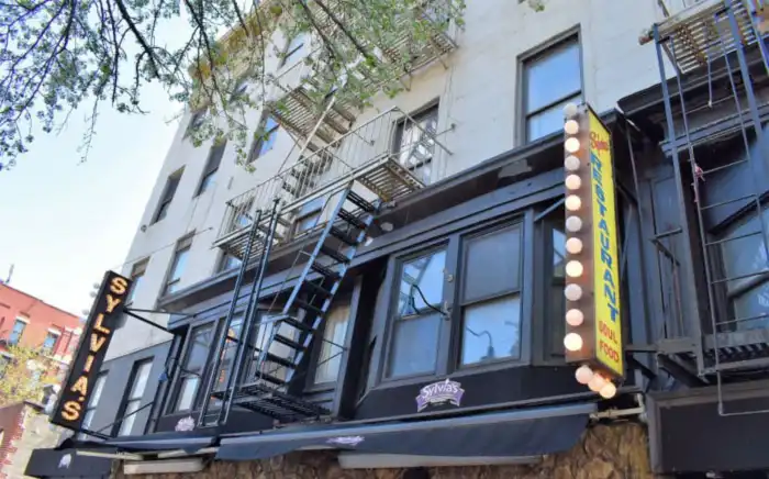exterior restaurante-en-harlem-en-nueva-york