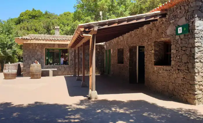 vista exterior restaurante laguna grande