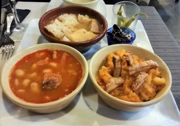 varios platos de comida restaurante siglo doce en avila
