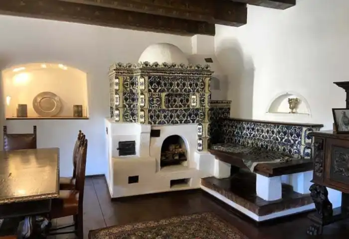 sala con chimenea dentro del castillo de bran