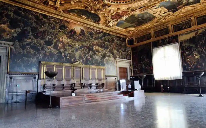 interior sala grande palacio ducal