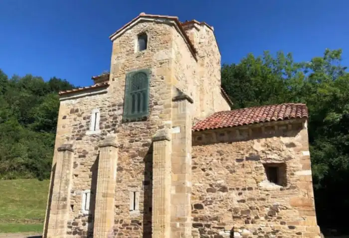 vista exterior de la iglesia de san miguel de lillo