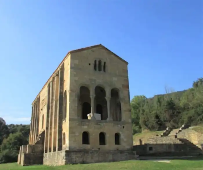 vista exterior de la iglesia de santa maria del naranco