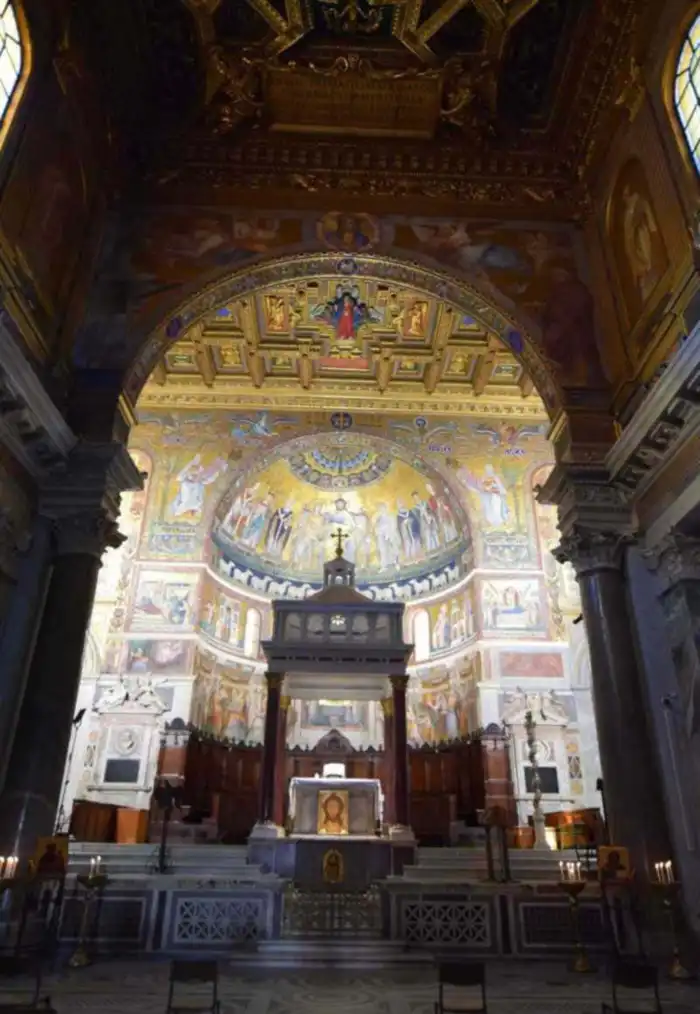 interior iglesia santa maria en trastevere