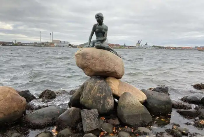 sirenita pequeña estatua en copenhague casi imprescindible de ver