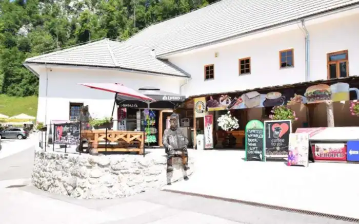 sitio donde comer bien en predjama