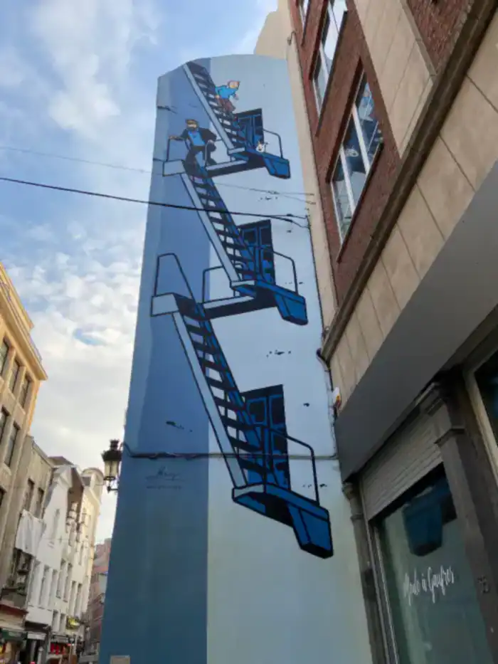 street art tintin y los pitufos circuito de los murales por bruselas