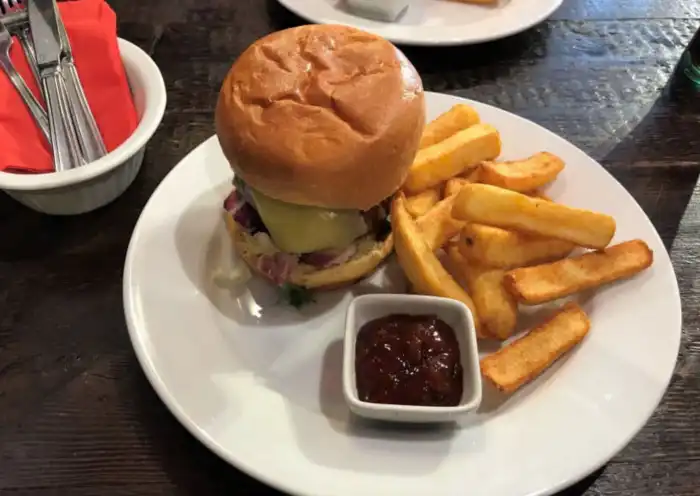 comida en pub the lady luck