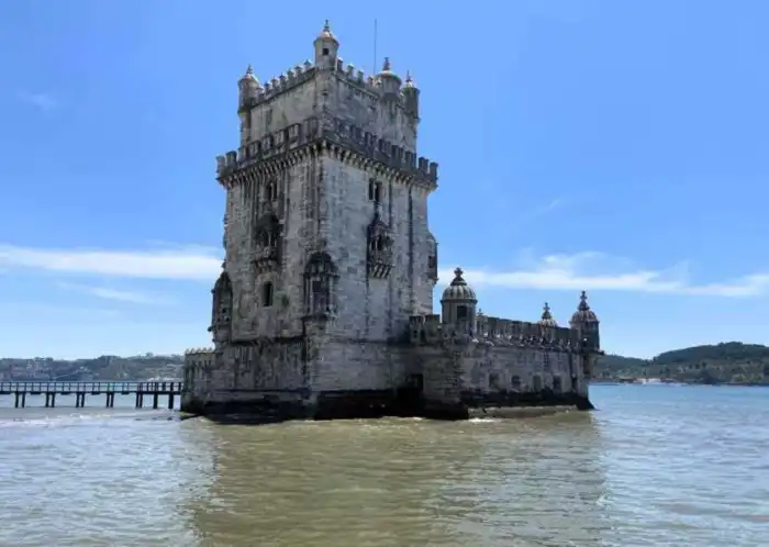 vista frontal de la torre de belem