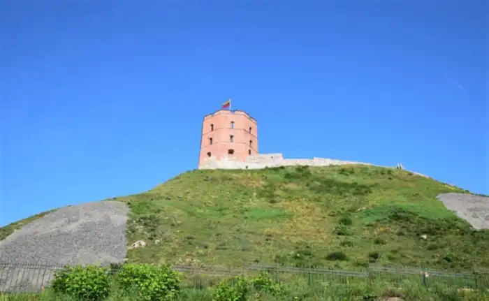 torre de gediminas en la colina del mismo nombre