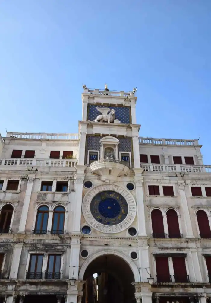 torre del reloj en la plaza de san marcos en venecia