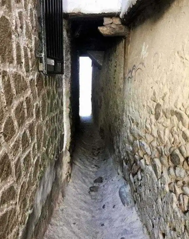 travesia del moron una de las calles mas estrechas de espana