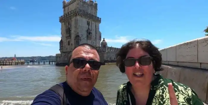 victor y ana del blog verviajando delante de la torre de belem
