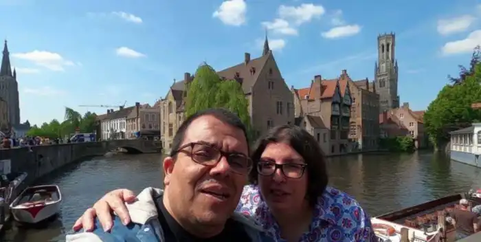 victor y ana recorriendo brujas