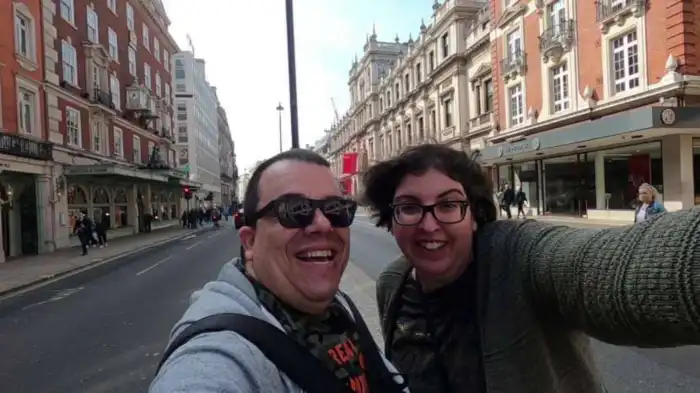 victor y ana recorriendo el centro de londres
