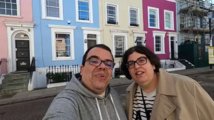 victor y ana recorriendo el barrio de notting hill