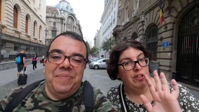 victor y ana del blog de viajes verviajando recorriendo bucarest