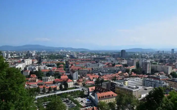 viendo liubliana desde lo alto del castillo