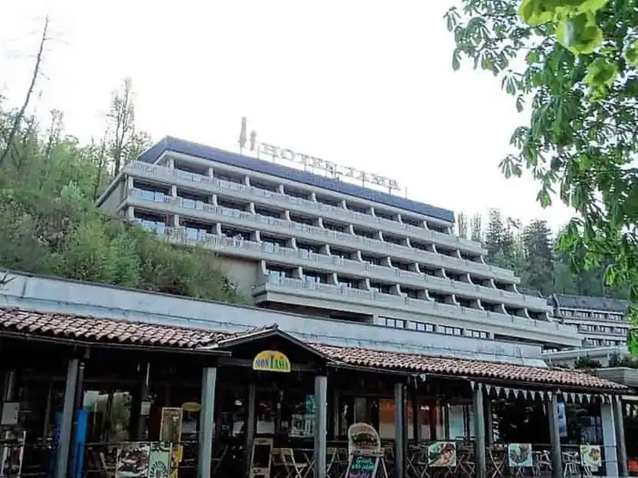 vista general hotel jama alojamiento en postojna