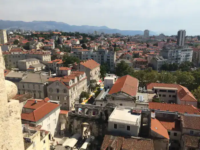 vistas de split desde lo alto de la catedral