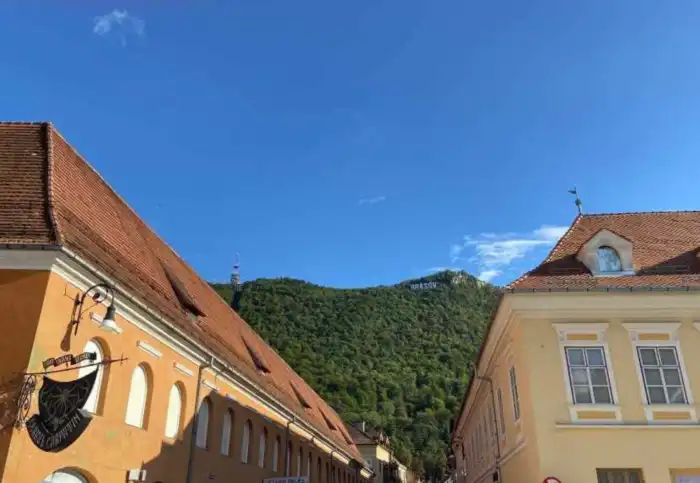 vistas del letrero brasov en el monte tampa desde la plaza del pueblo