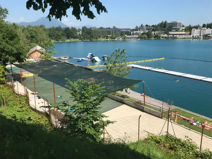 zona de bano en el lago bled