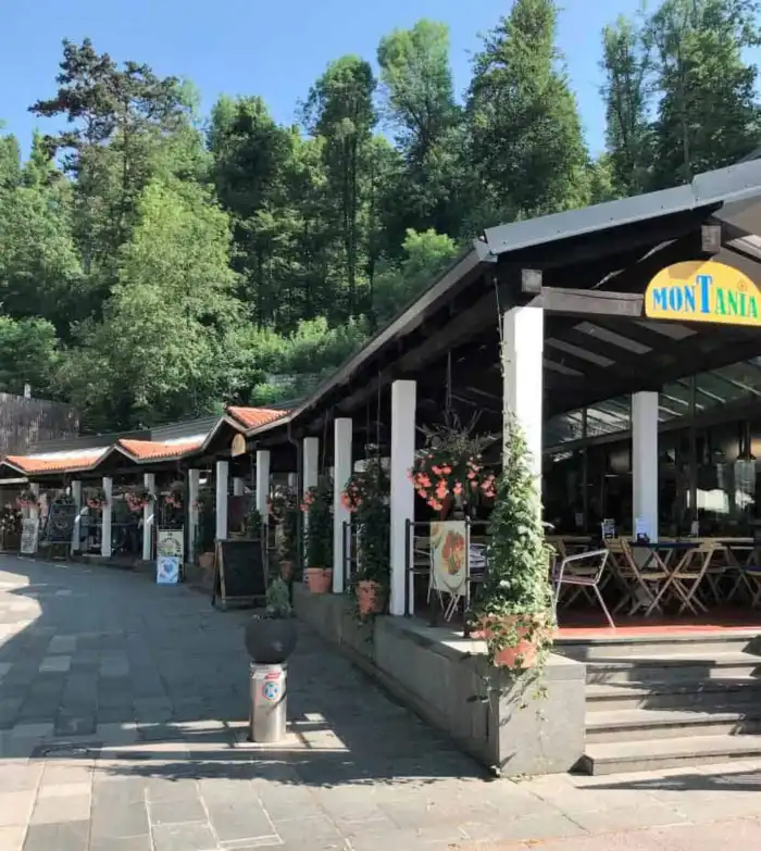 zona de restaurante fuera de la cueva postojna