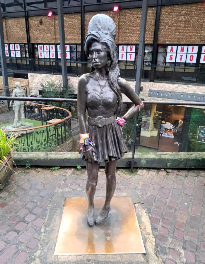 estatua en honor a amy winehouse