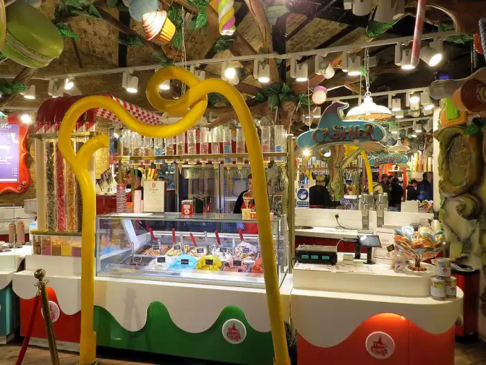 interior tienda hansel y gretel para comprar golosinas