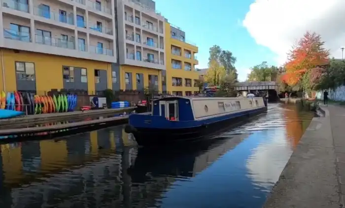 dar una vuelta en barco por el canal regents al lado de camden town