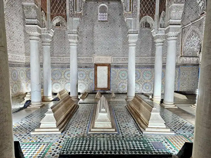 tumbas saadies uno de los lugares mas populares que visitar en marrakech