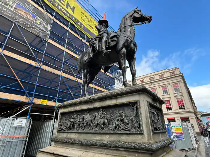 estatua del duque de wellington con un cono en la cabeza