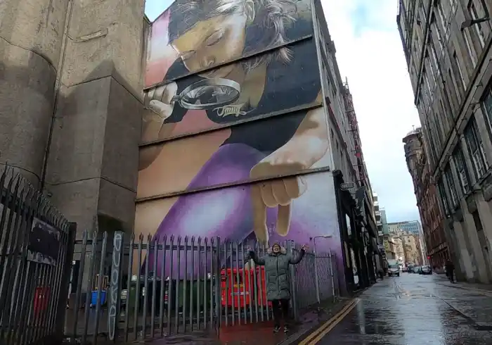 ana de verviajando y uno de los murales de arte urbano glasgow