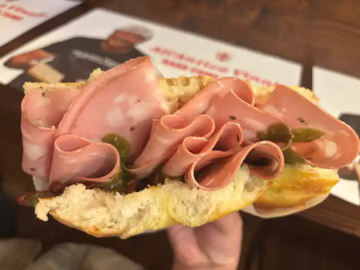 bocadillo all antico vinaio para comer en la ciudad