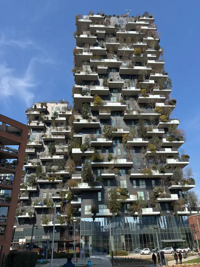 bosco verticale edificio con especies de plantas