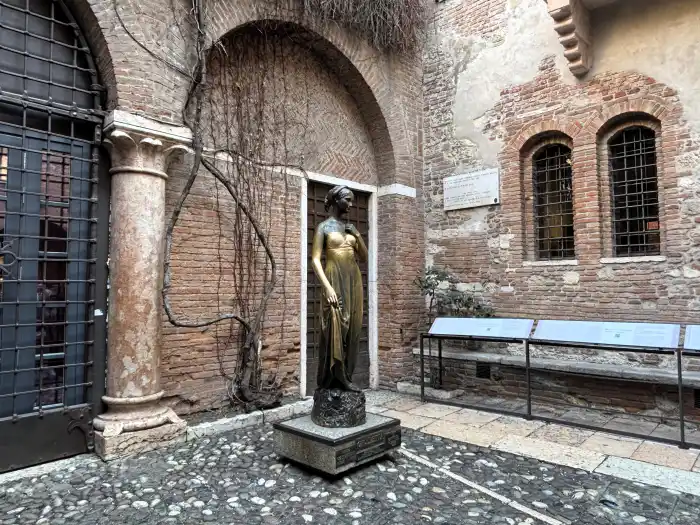 estatua de julieta para no perderse en un dia por verona