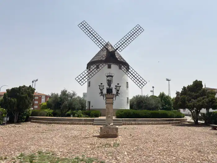 vista exterior del molino gregorio prieto el molino de viento mas grande del mundo