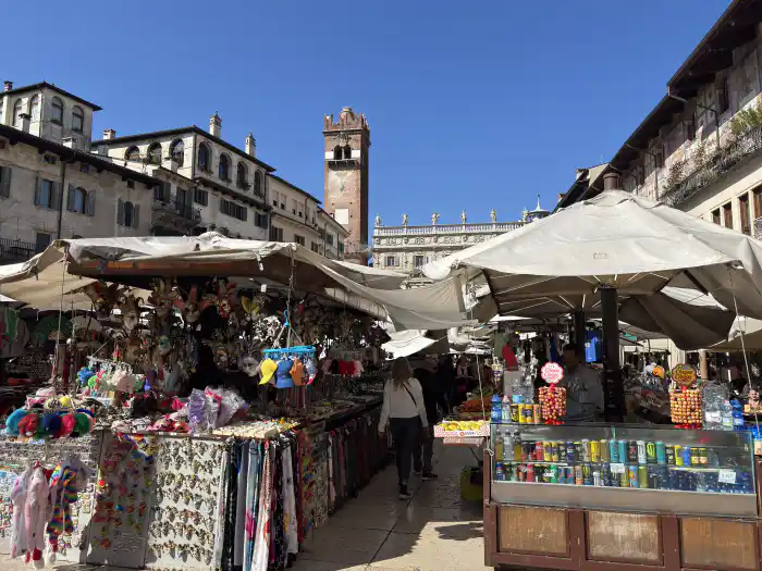 plaza delle erbe la plaza mas antigua de verona