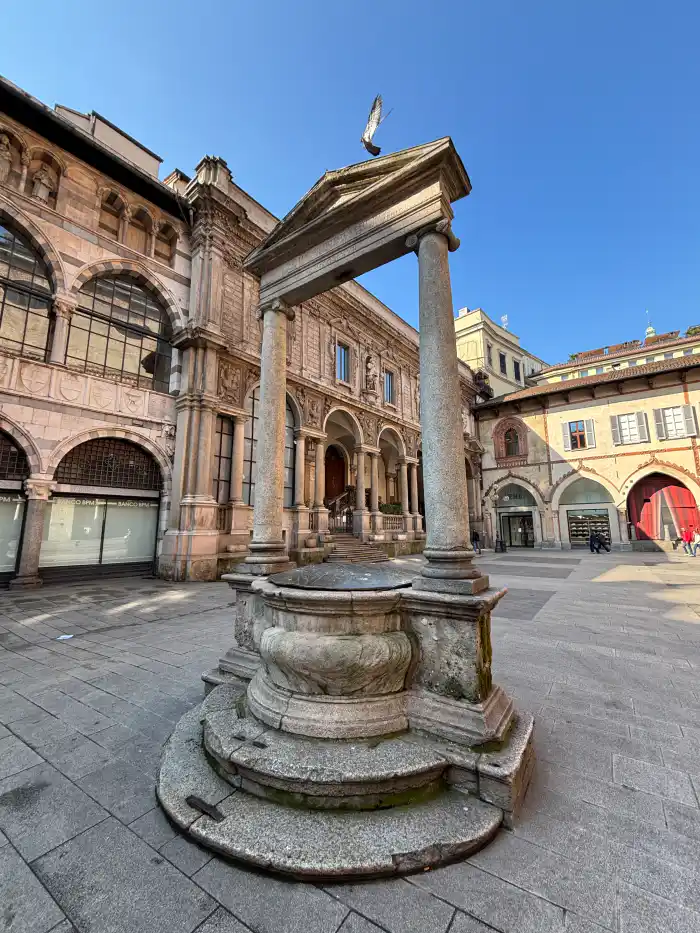 plaza mercanti o plaza de los mercaderes en milan
